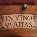 Insegna In vino Veritas
